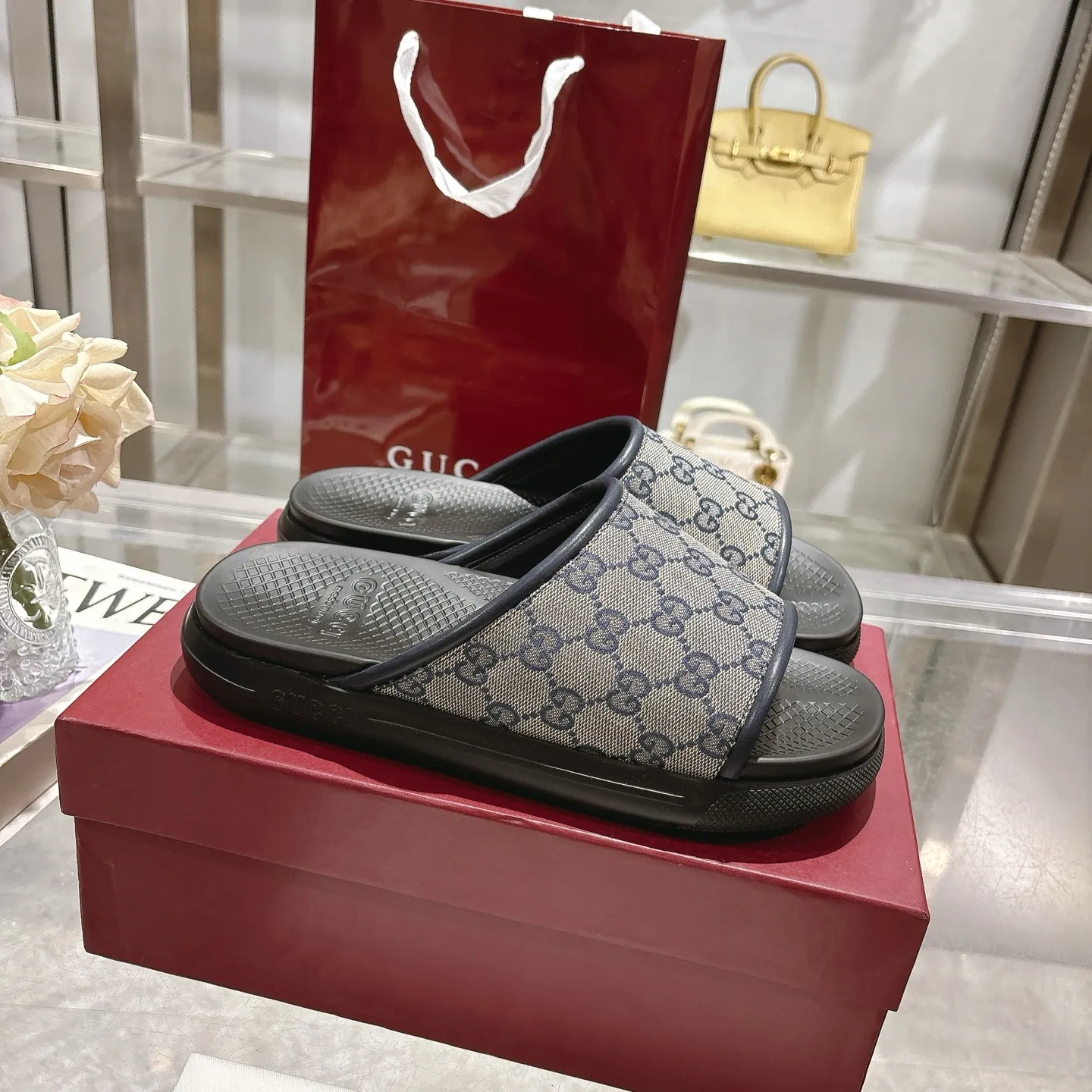 p400🐮🐮New summer men's slip-on slippers. Inspired by the summer spirit and beach clubs of the Italian coast, this piece is part of Gucci Lido. The Pre-Fall collection reinterprets the brand's signature elements and sophisticated patterns in a contemporary way. Made from black rubber, these flat sandals feature a slip-on design that reinterprets the brand's distinctive green and red web design. GG Classic Upper Men's Molded Rubber Footbed Gucci Logo Flat Made in Italy Size: Men's 40 to 47,